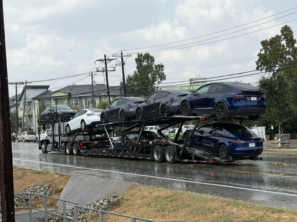 MOV MY CAR carrier moving vehicles in rain on the San Antonio to Houston corridor
